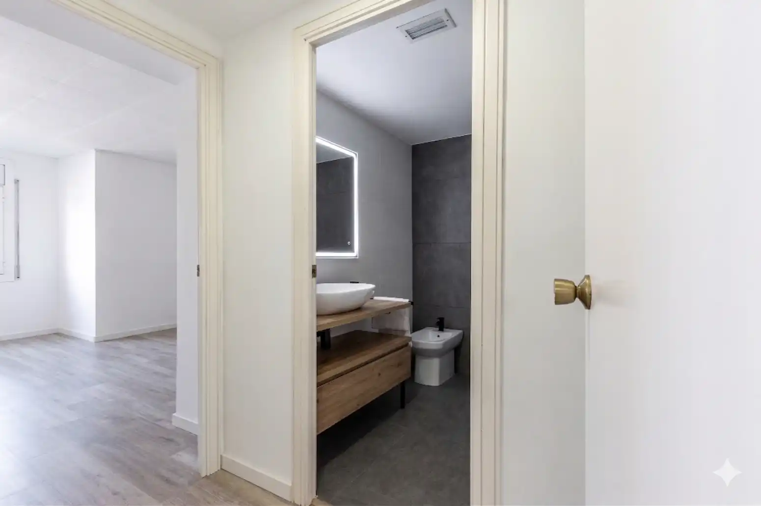 Badezimmer von Wohnung zum Verkauf in Terrassa mit Heizung, Parkett und Balkon