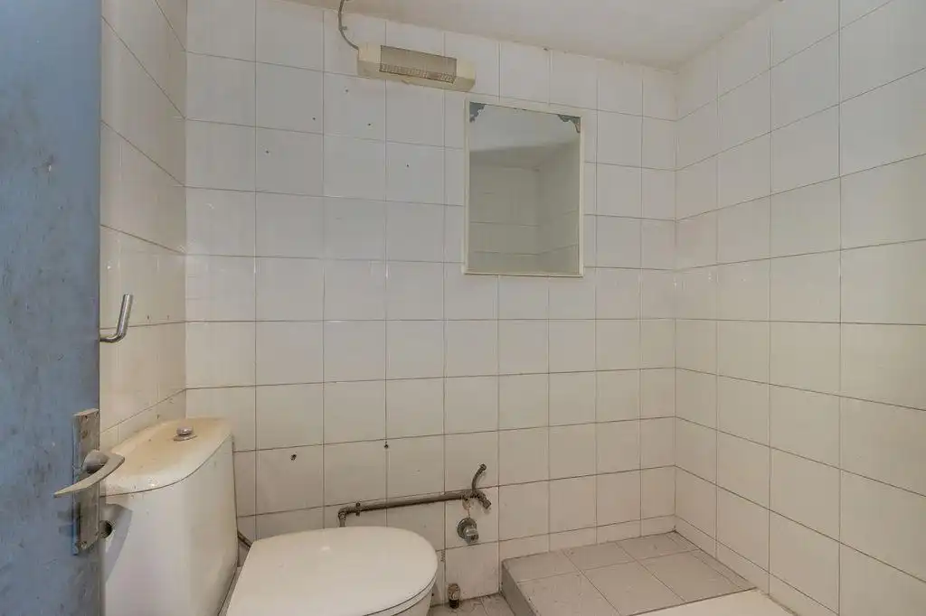 Baño de Local en venta en Lleida