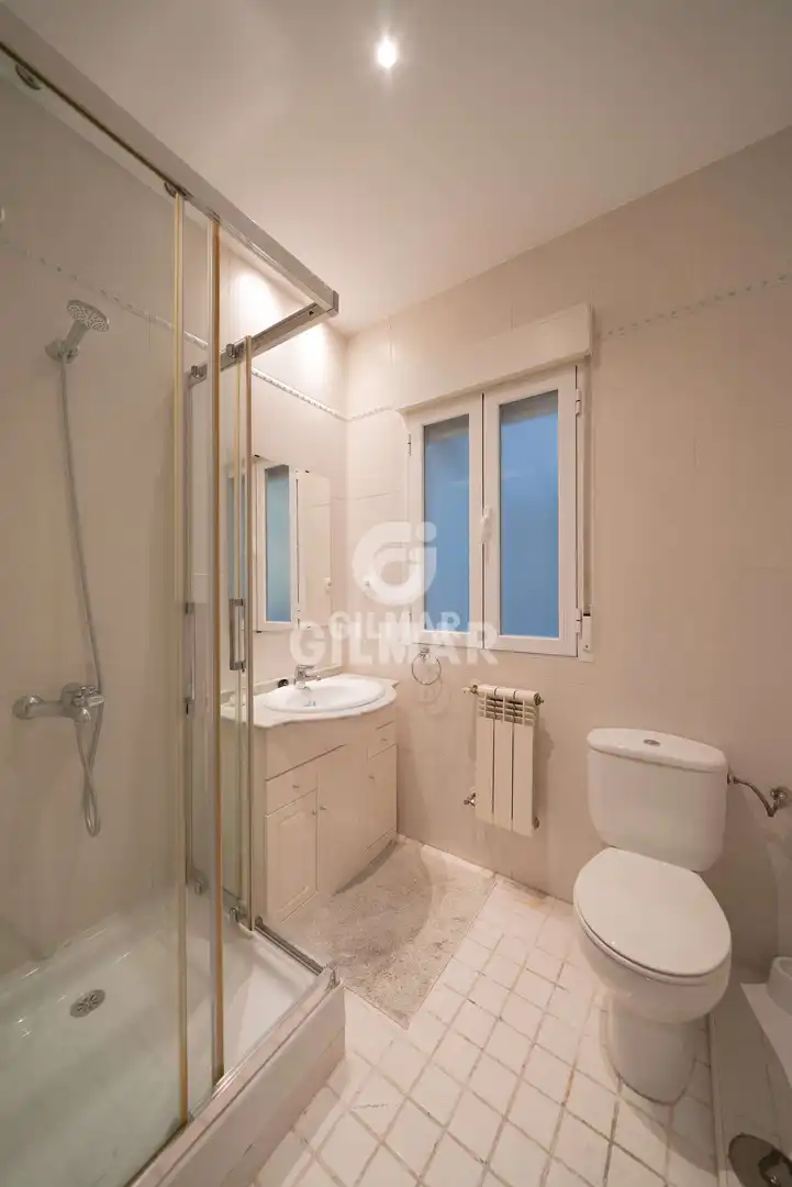 Bathroom of Flat for sale in Madrid  with Heating