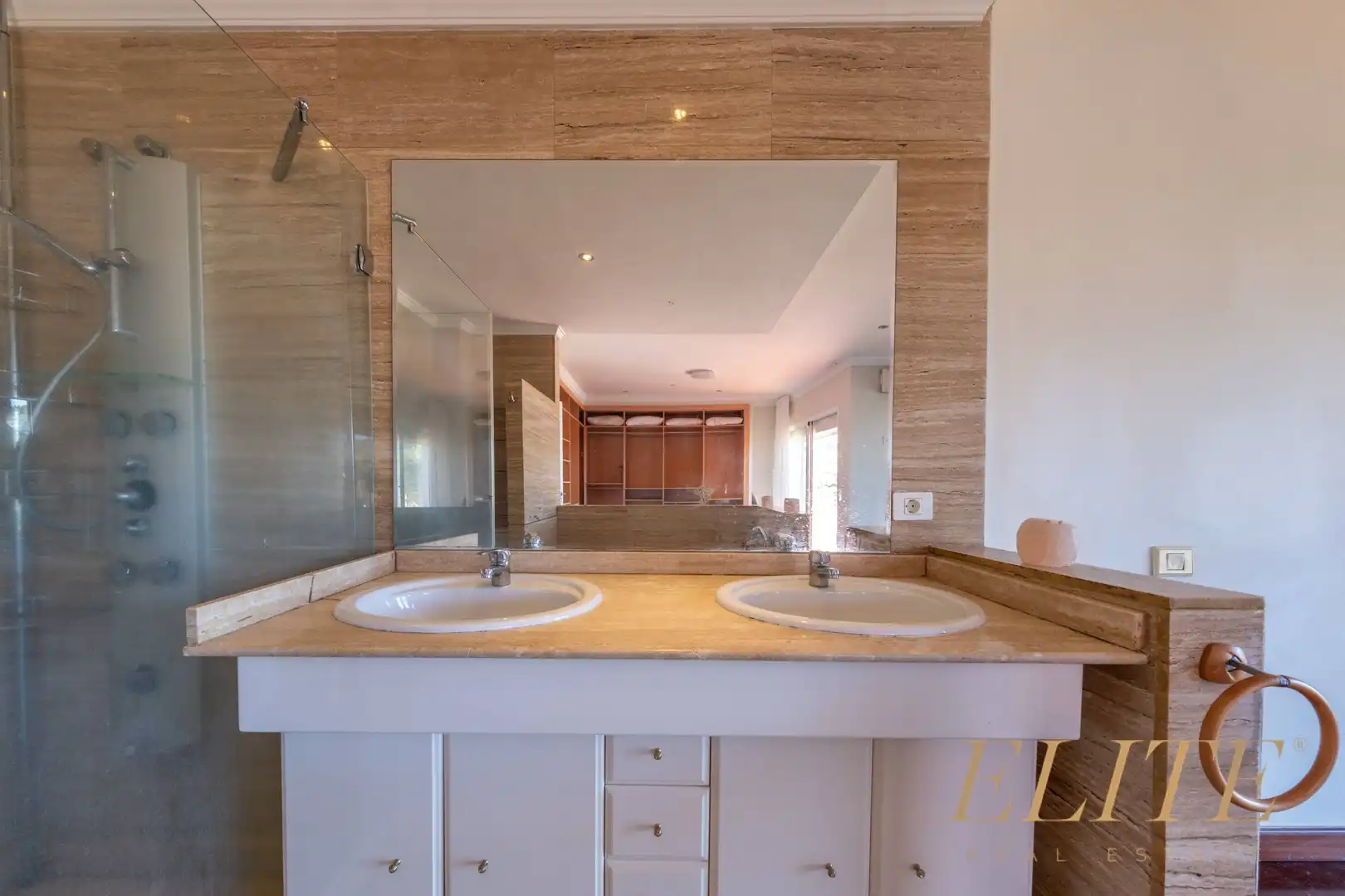 Badezimmer von Einfamilien-Reihenhaus zum Verkauf in Santa Brígida mit Parkett
