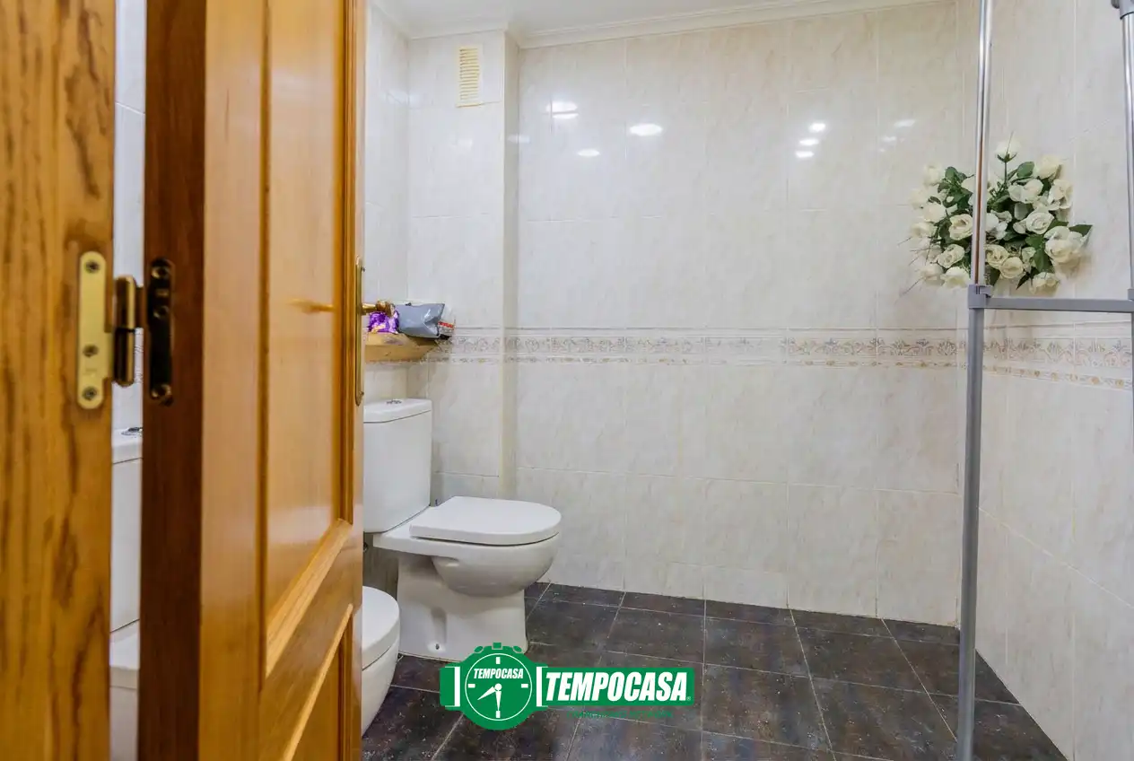 Badezimmer von Wohnung zum Verkauf in Valencia mit Klimaanlage und Balkon