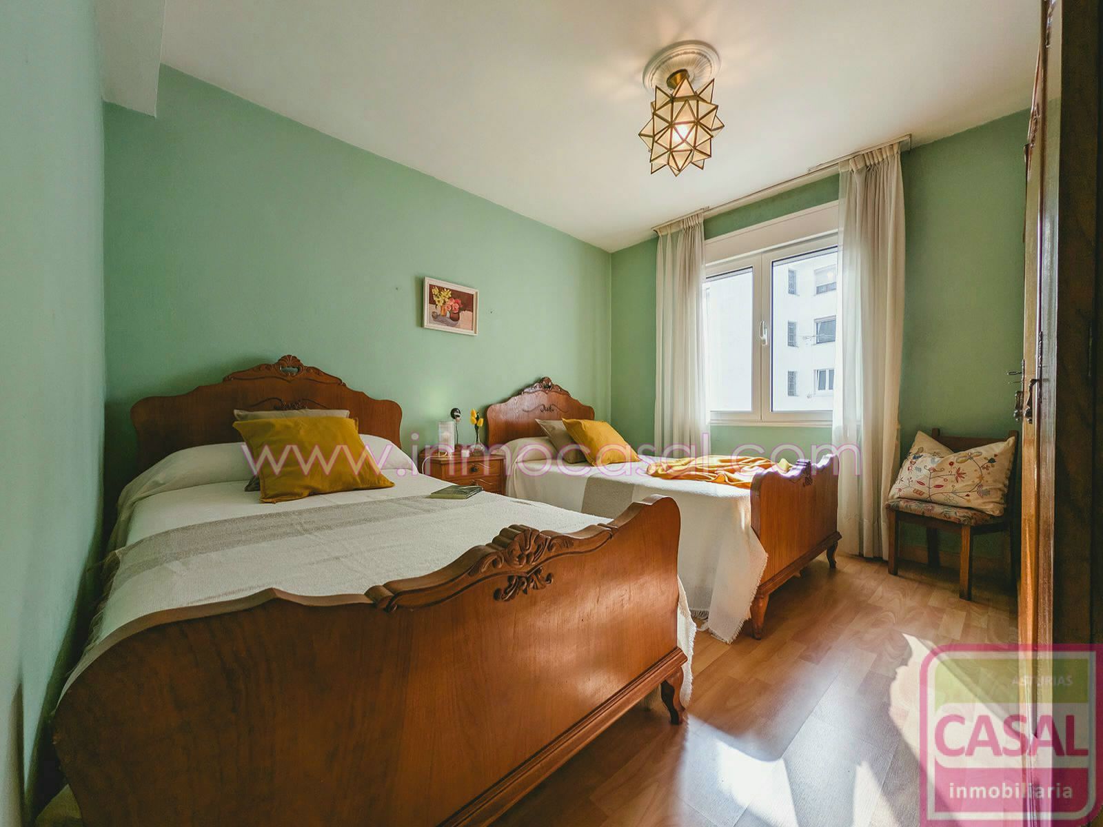 Habitación de Piso en venta en Oviedo  con Amueblado