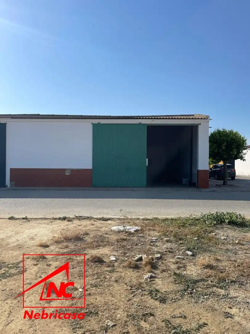 Vista exterior de Casa o xalet en venda en Las Cabezas de San Juan amb Aire condicionat