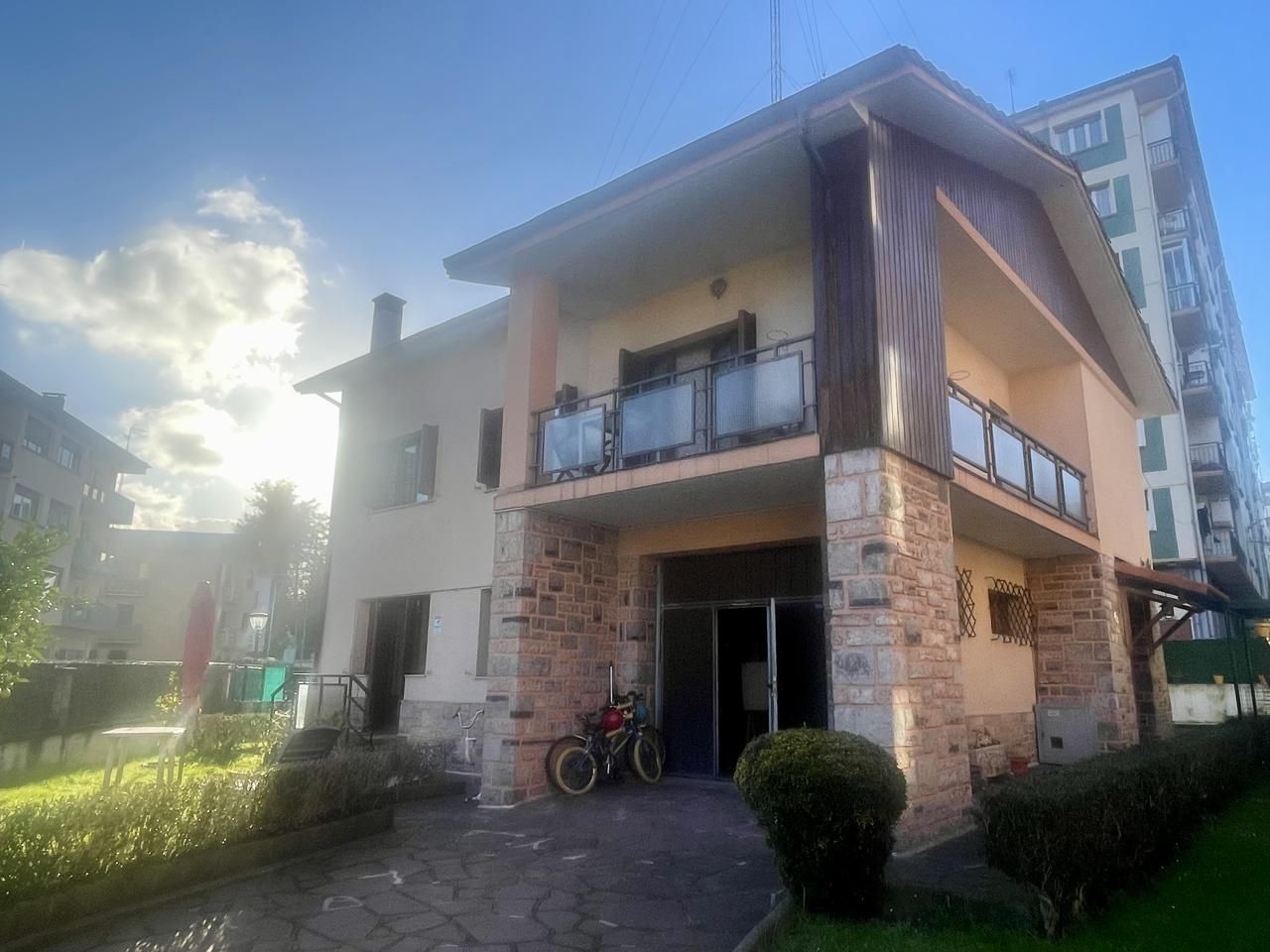 Vista exterior de Casa o xalet en venda en Irun  amb Calefacció, Jardí privat i Terrassa