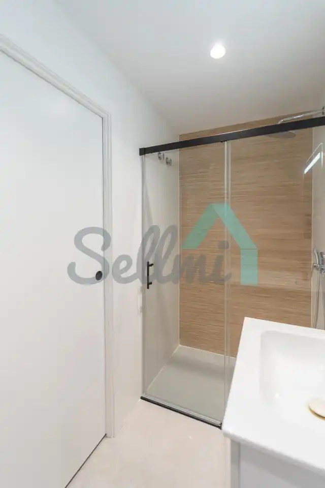 Badezimmer von Wohnung zur untervermieten in Oviedo  mit Klimaanlage, Heizung und Privatgarten