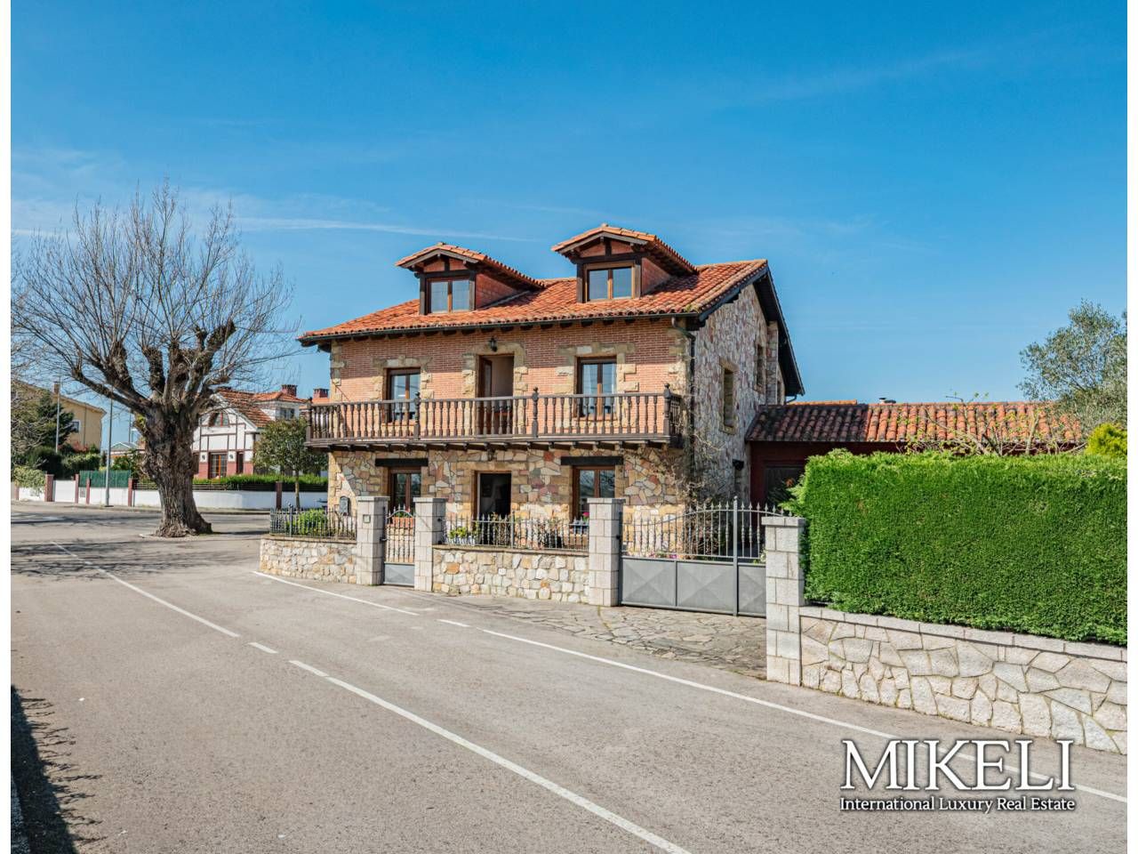 Vista exterior de Casa o xalet en venda en Santander amb Calefacció i Moblat