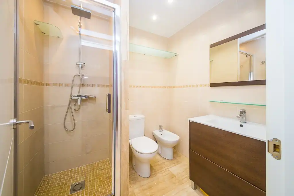 Baño de Casa adosada en venta en Castell d'Aro, Platja d'Aro i s'Agaró con Aire acondicionado, Calefacción y Jardín privado