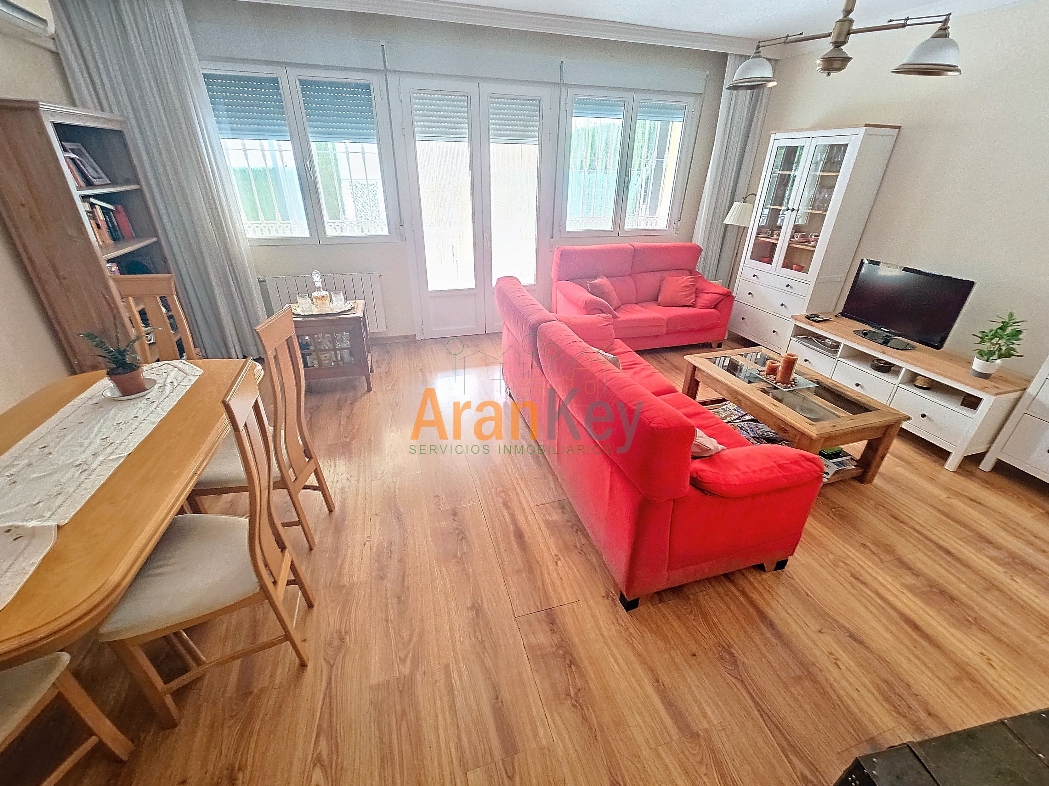 Sala d'estar de Casa adosada en venda en Aranjuez amb Aire condicionat, Calefacció i Jardí privat