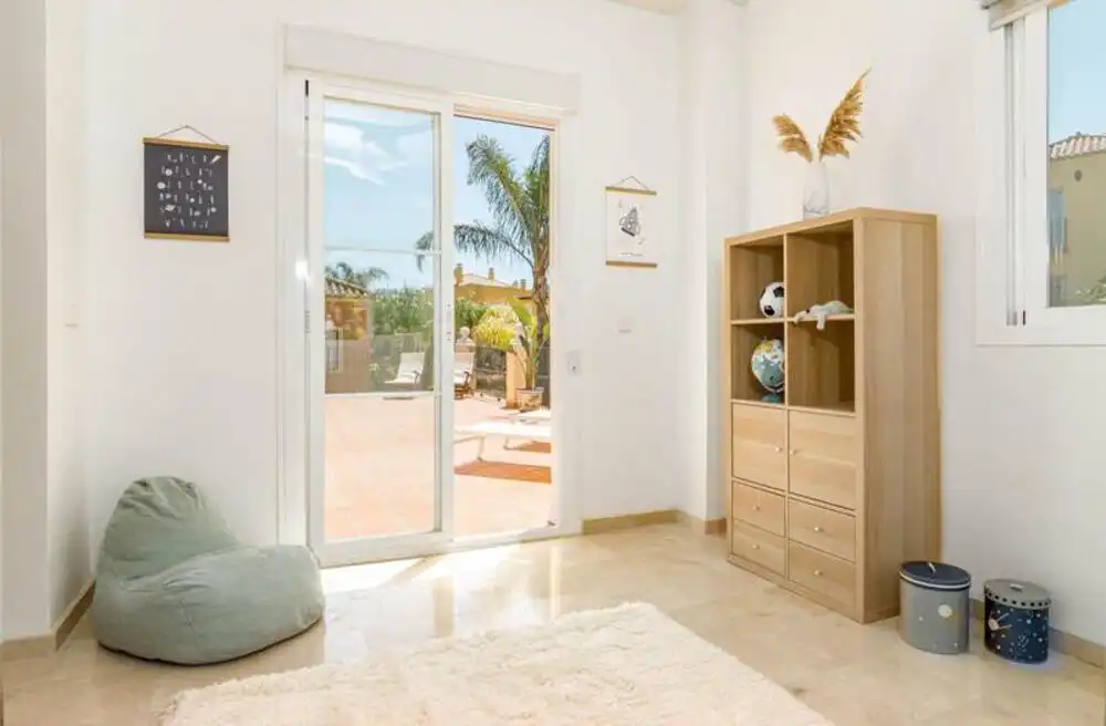 Dormitori de Casa adosada de lloguer en Marbella amb Aire condicionat, Jardí privat i Terrassa