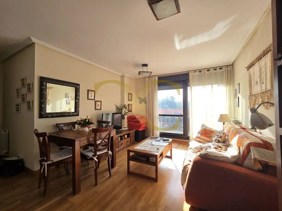 Wohnzimmer von Dachboden zum Verkauf in Llanes mit Heizung, Privatgarten und Terrasse