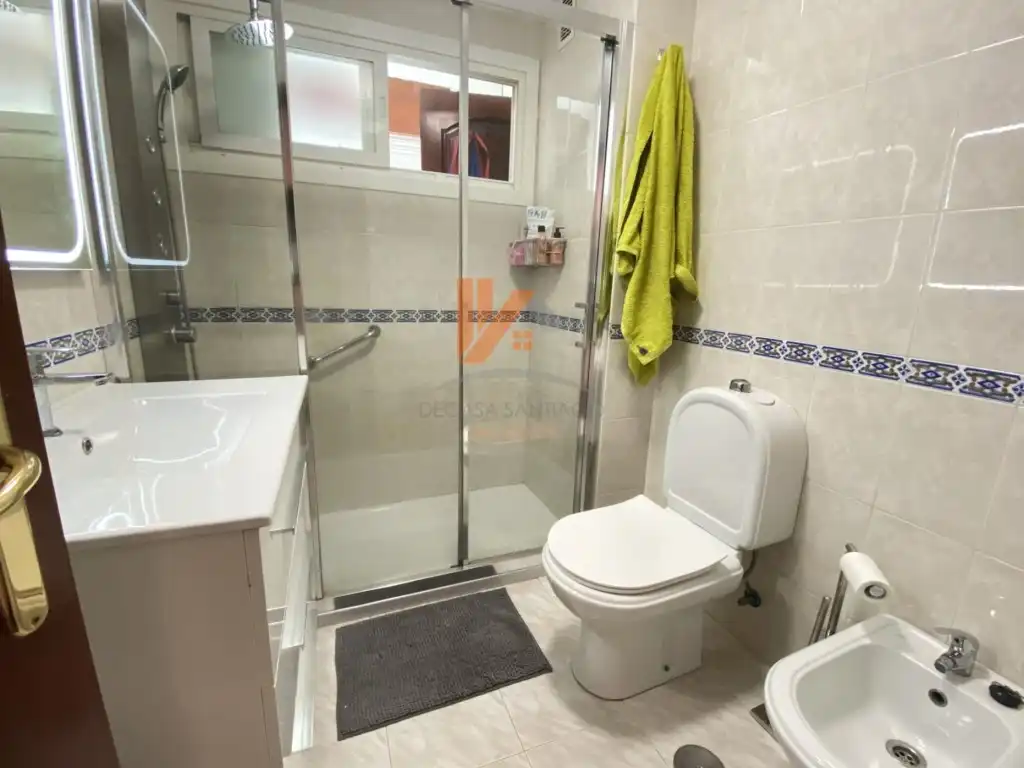 Bathroom of Flat for rent in Santiago de Compostela   with Furnished
