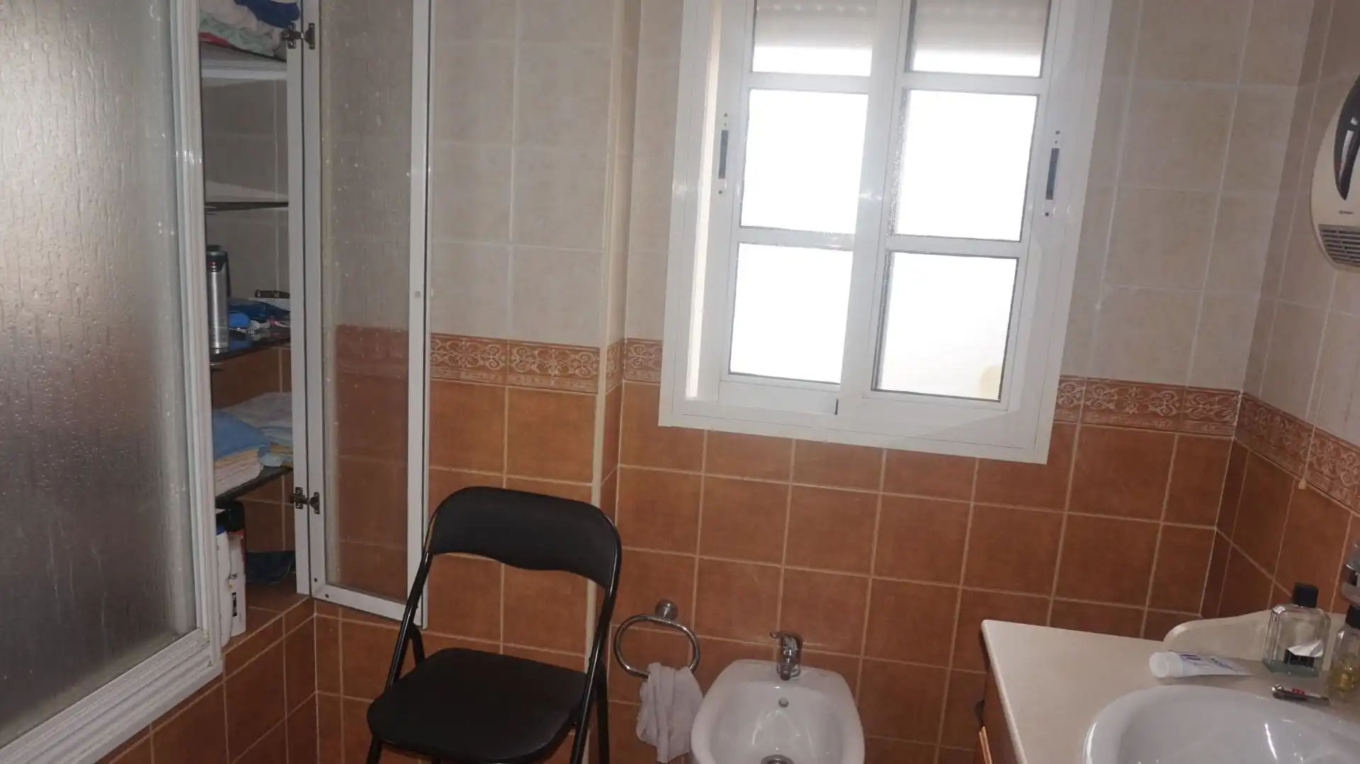 Bany de Casa adosada en venda en Los Barrios amb Aire condicionat, Calefacció i Traster