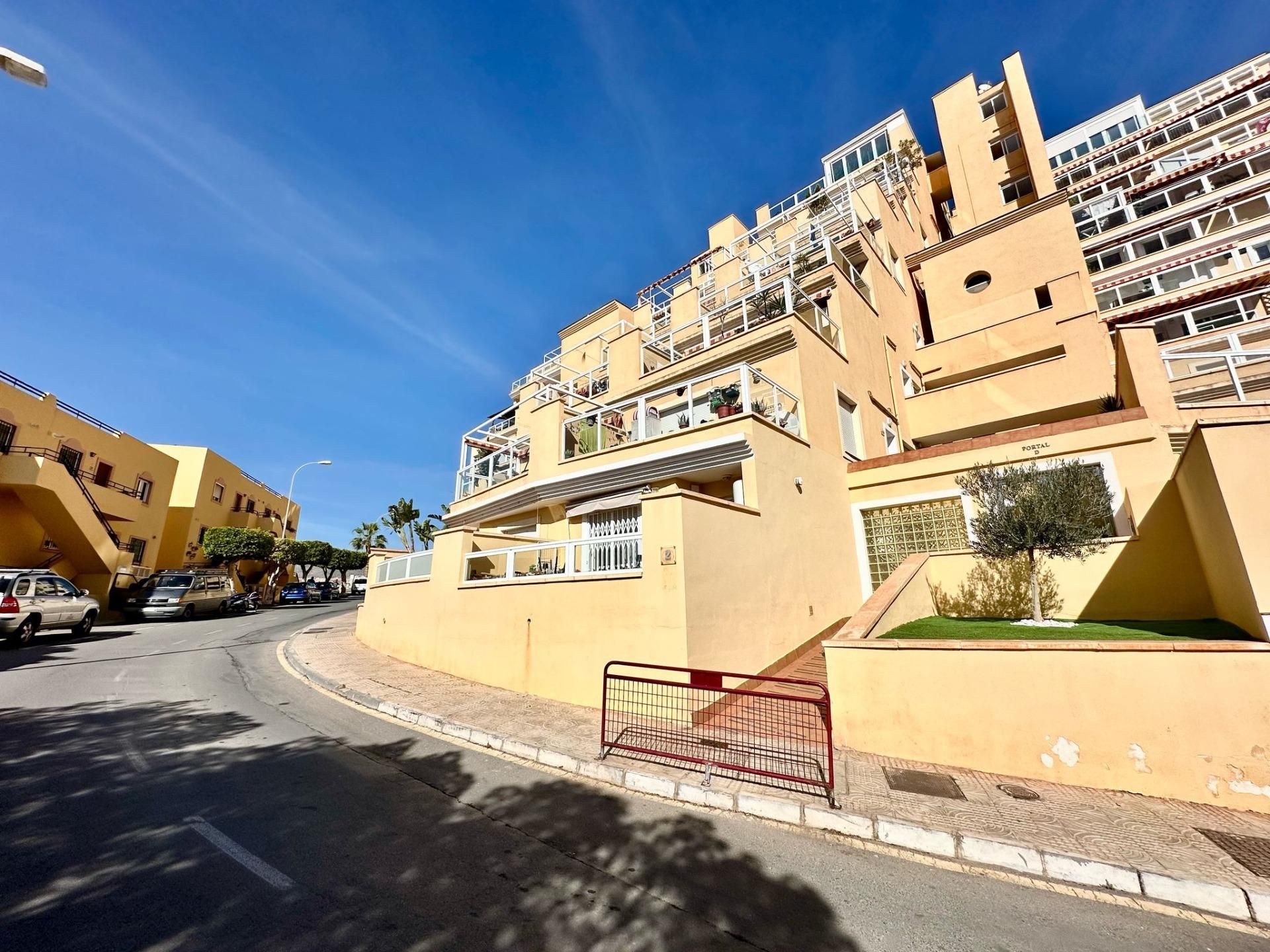 Vista exterior de Pis en venda en Roquetas de Mar amb Aire condicionat, Calefacció i Terrassa