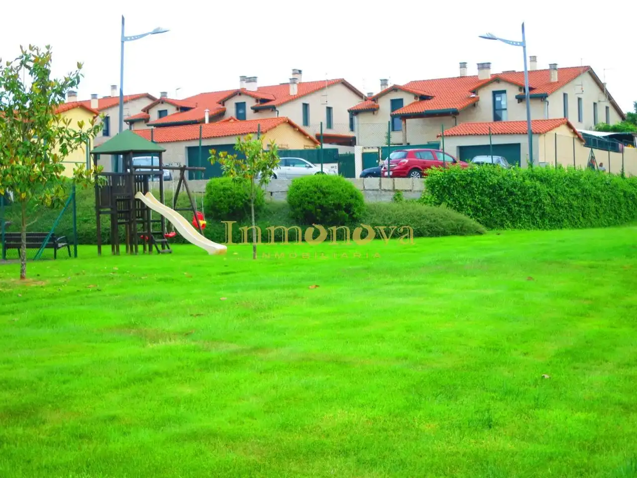 Casa adosada en venta en A Merca   con Calefacción, Jardín privado y Terraza