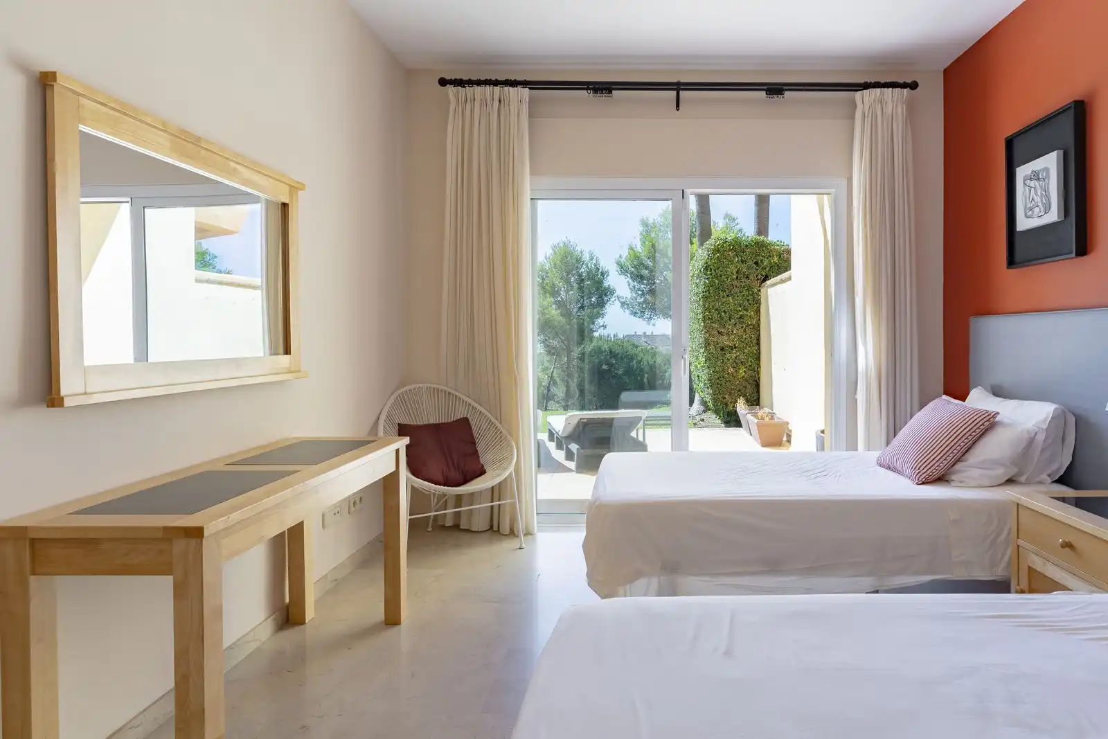 Dormitori de Apartament en venda en Marbella amb Aire condicionat, Jardí privat i Terrassa