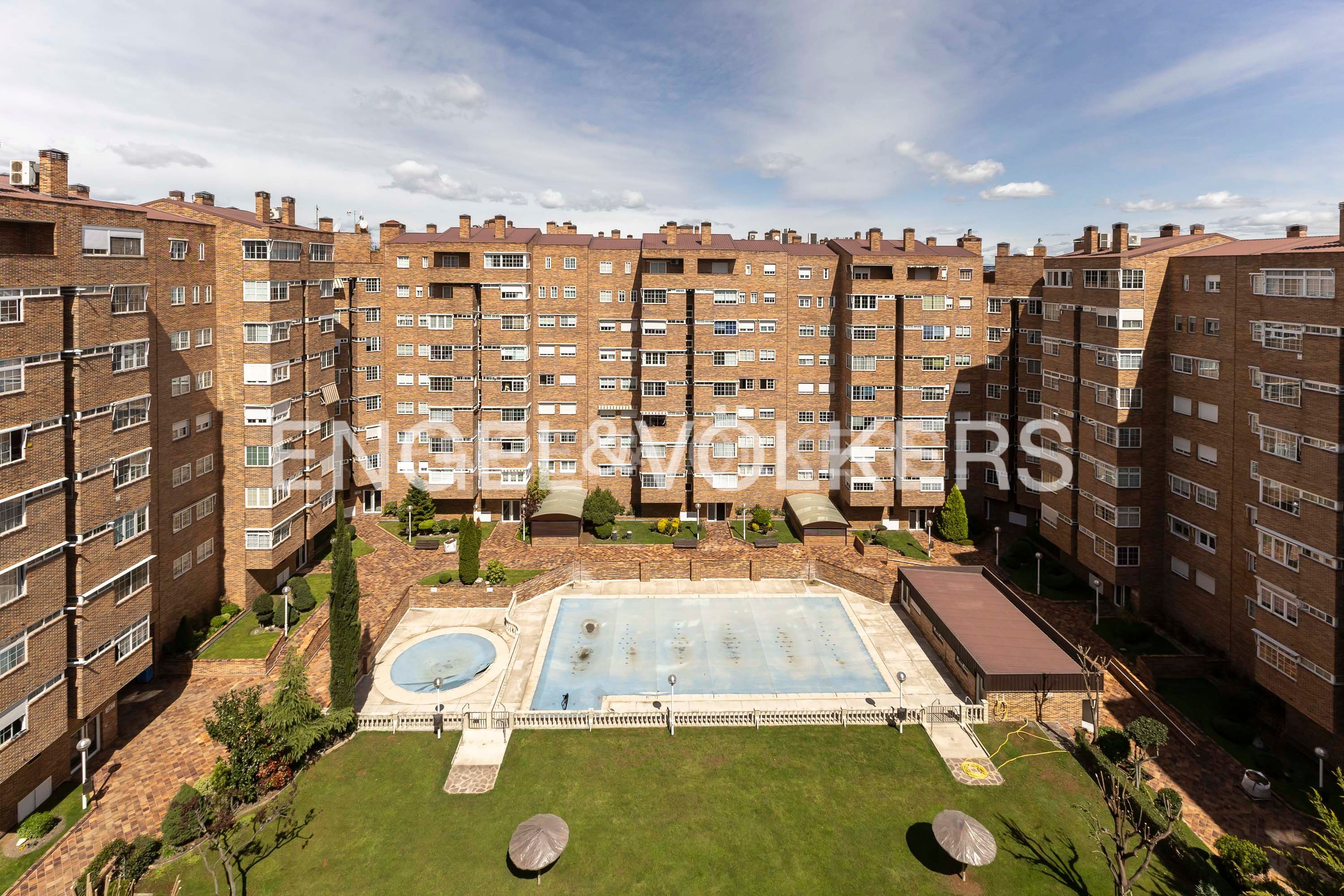 Vista exterior de Àtic en venda en Coslada amb Calefacció, Parquet i Terrassa