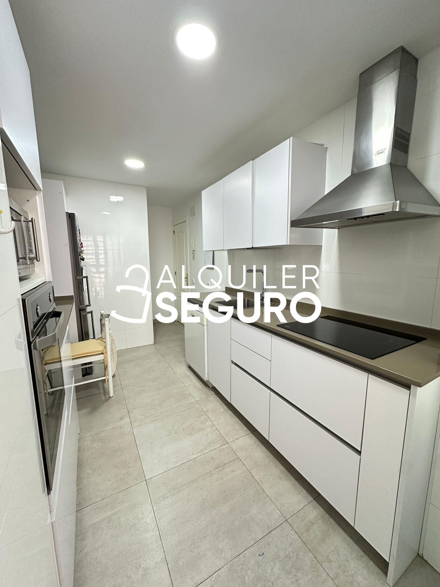 Cuina de Pis de lloguer en  Madrid Capital amb Calefacció, Terrassa i Moblat