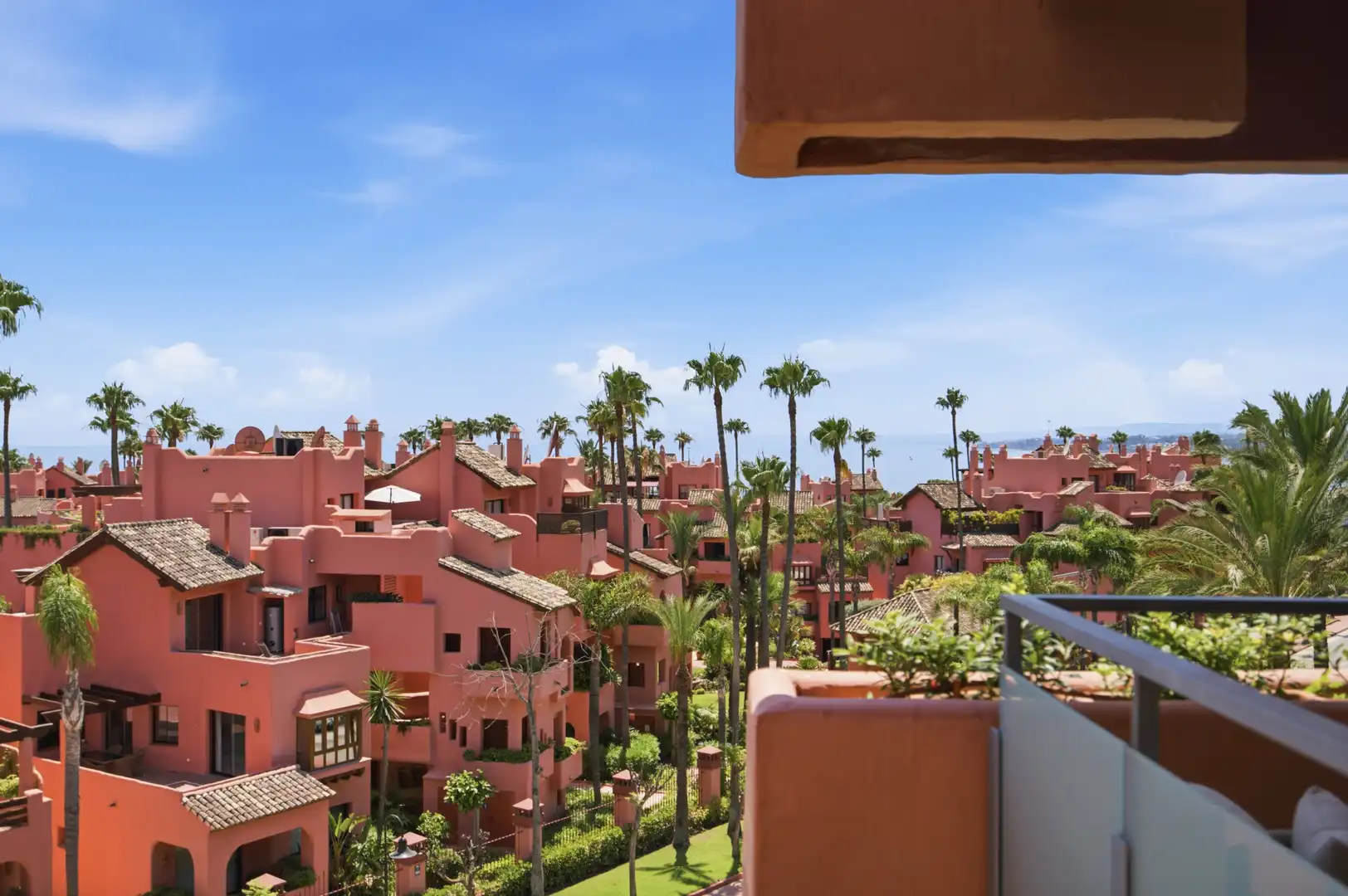 Vista exterior de Ático en venta en Estepona con Terraza, Piscina y Piscina comunitaria
