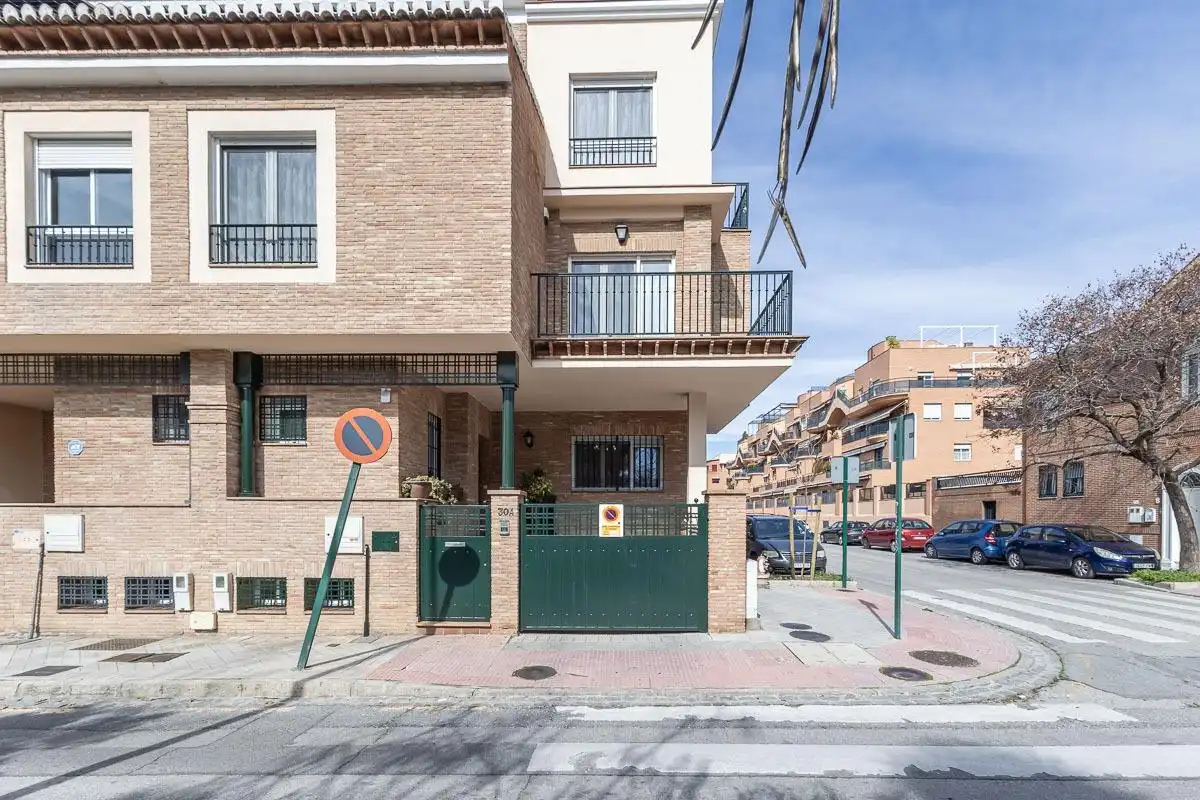 Vista exterior de Casa adosada en venta en Granada con Calefacción, Jardín privado y Terraza