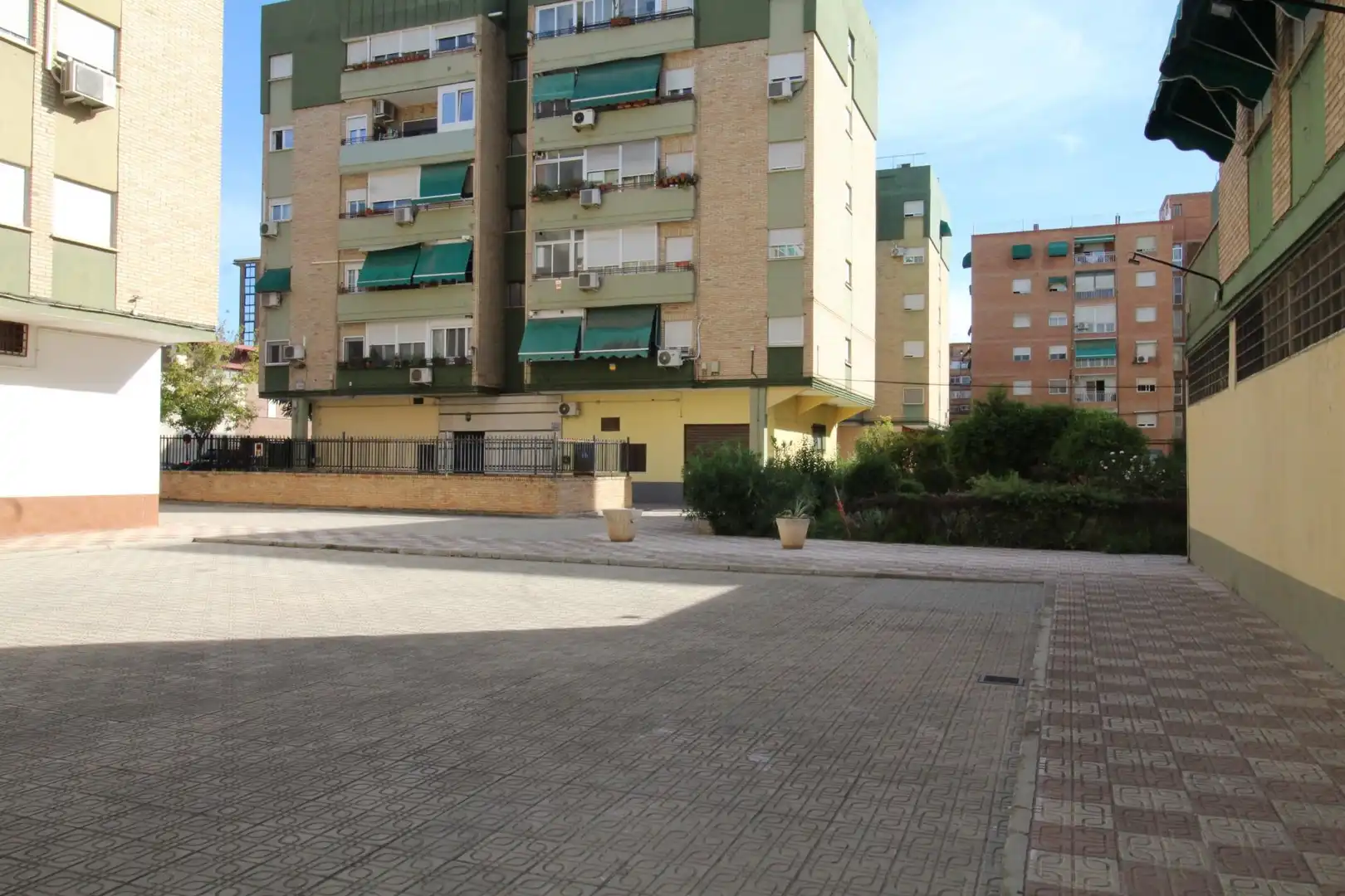 Vista exterior de Piso de alquiler en Granada con Aire acondicionado, Calefacción y Jardín privado