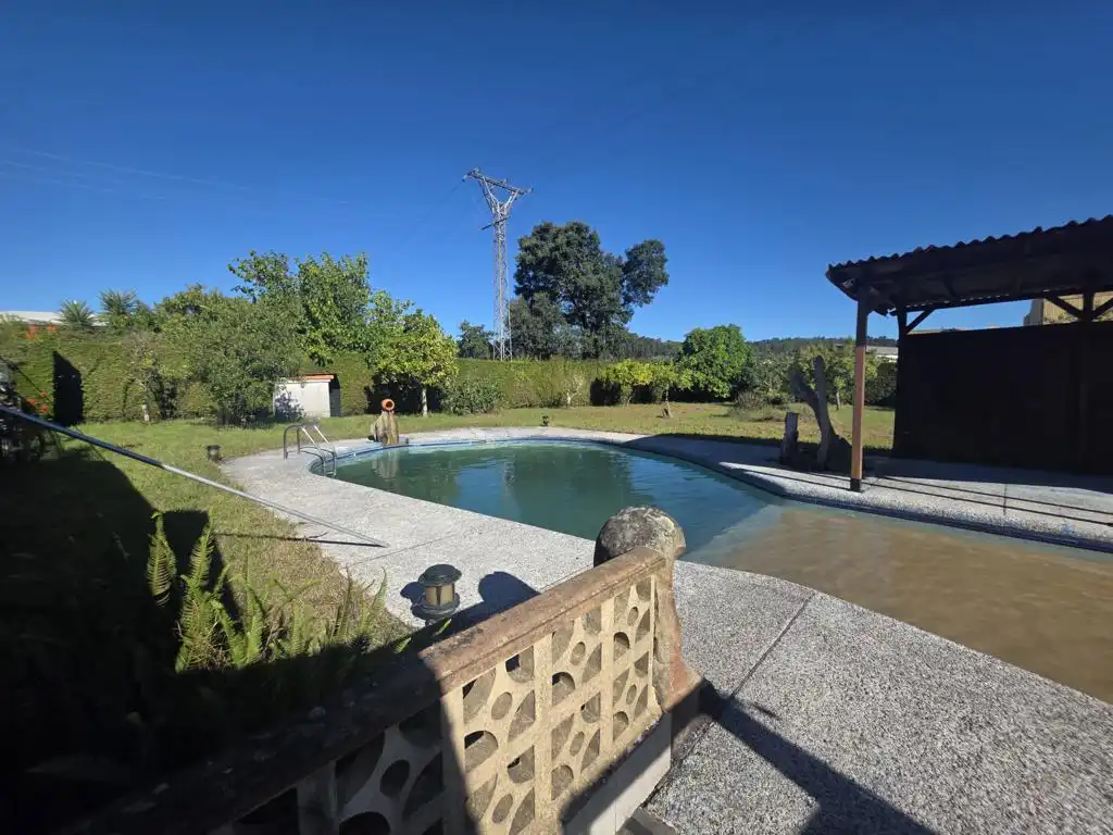 Swimming pool of Houses for sale in Boiro  with Heating, Private garden and Parquet flooring