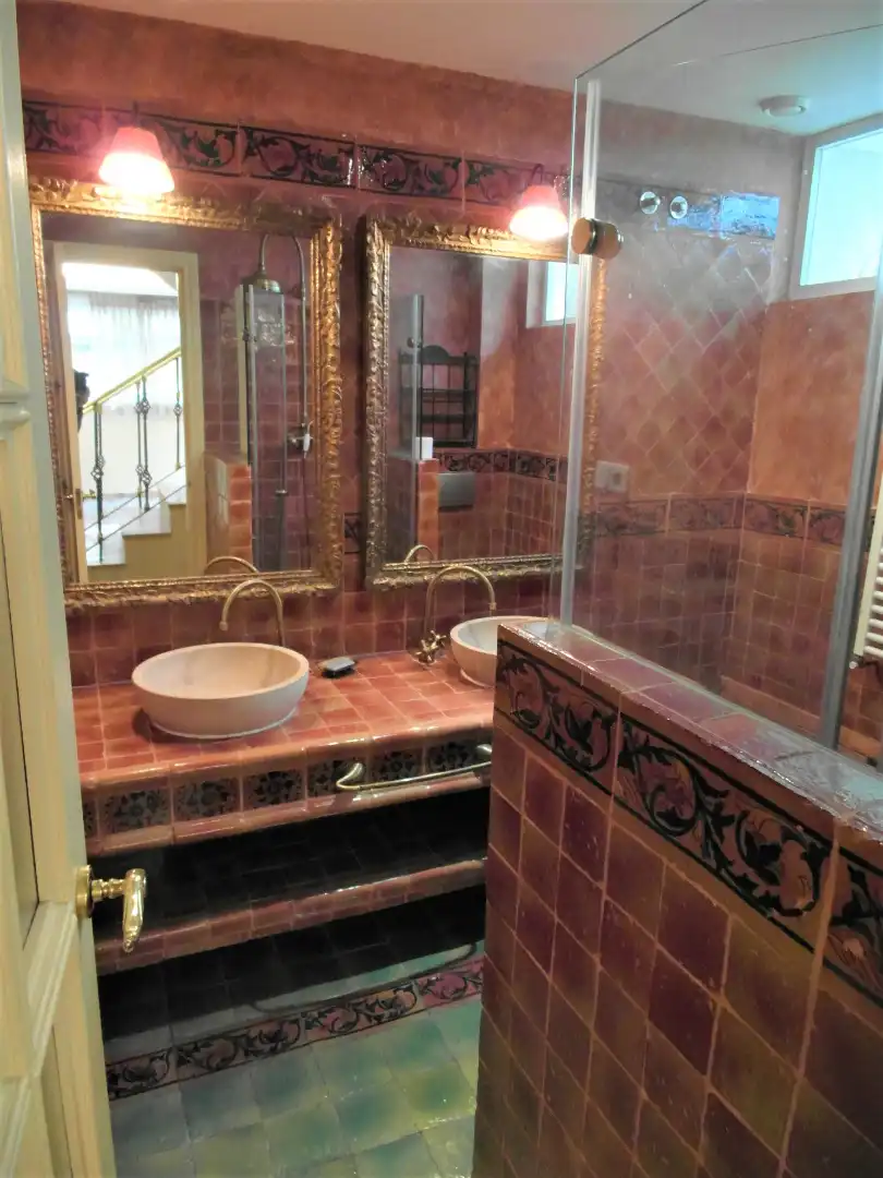 Baño de Casa adosada en venta en Madrid con Aire acondicionado, Calefacción y Jardín privado