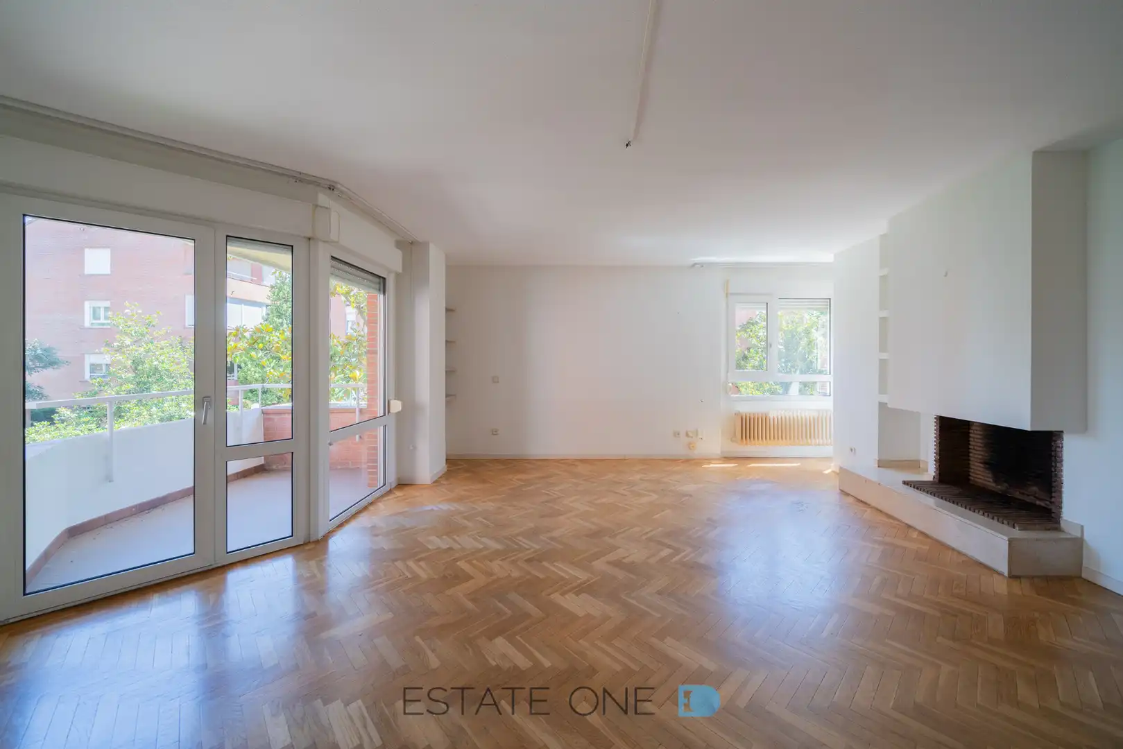 Sala de estar de Piso en venta en Pozuelo de Alarcón con Calefacción, Jardín privado y Parquet