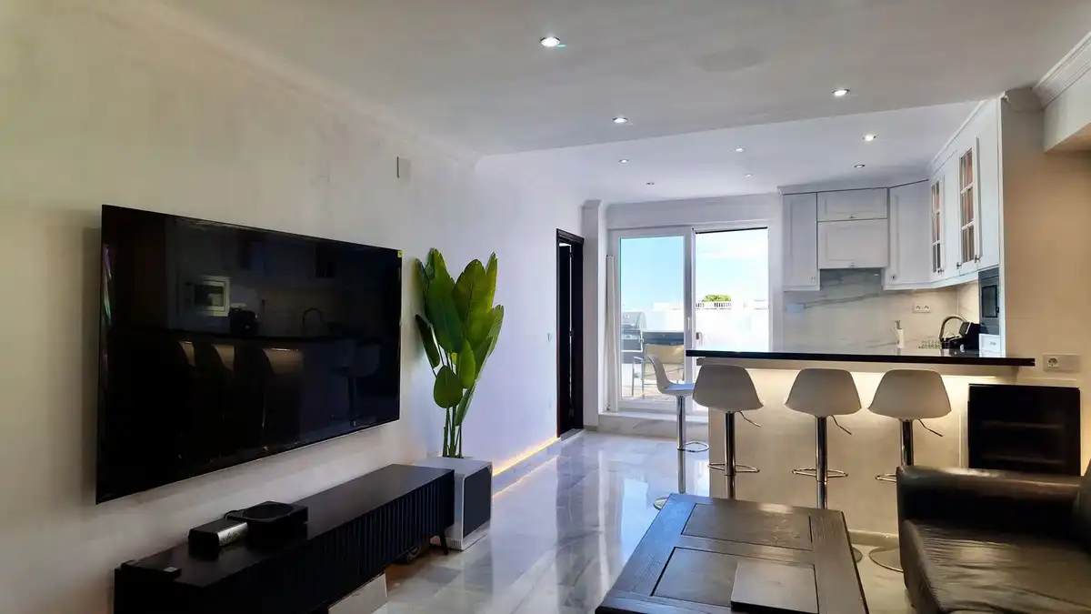 Sala d'estar de Àtic en venda en Estepona amb Aire condicionat, Terrassa i Moblat