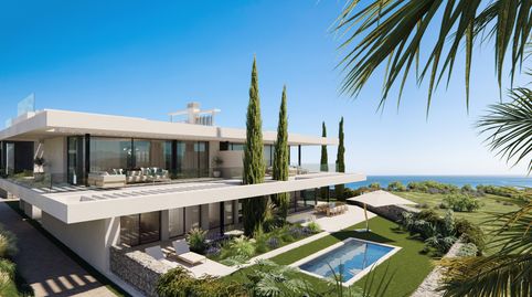 Apartamento de golf de primera línea en Marbella con vistas panorámicas al mar, grandes terrazas.