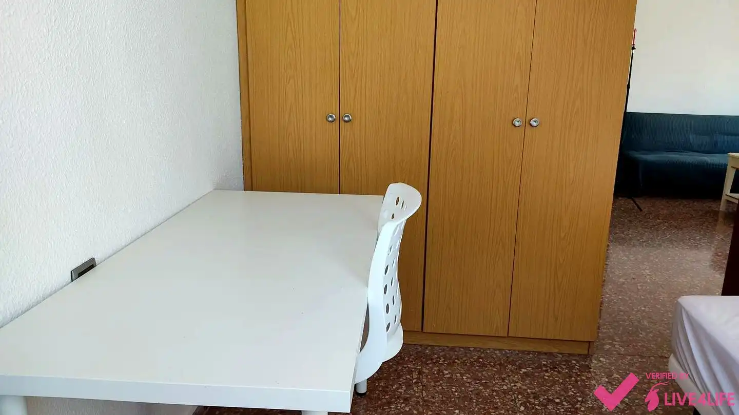 Habitación de Piso de alquiler en Valencia con Aire acondicionado y Amueblado