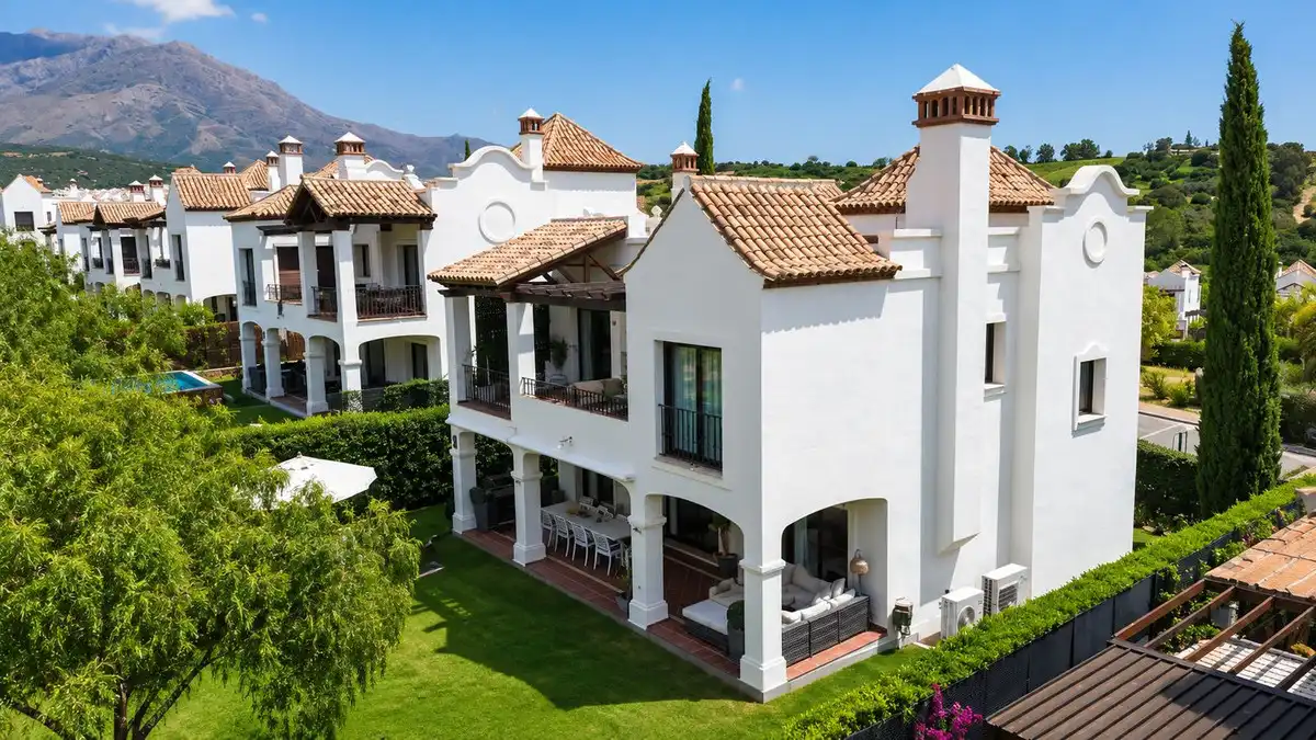 Vista exterior de Casa o chalet en venta en Estepona con Aire acondicionado, Jardín privado y Terraza