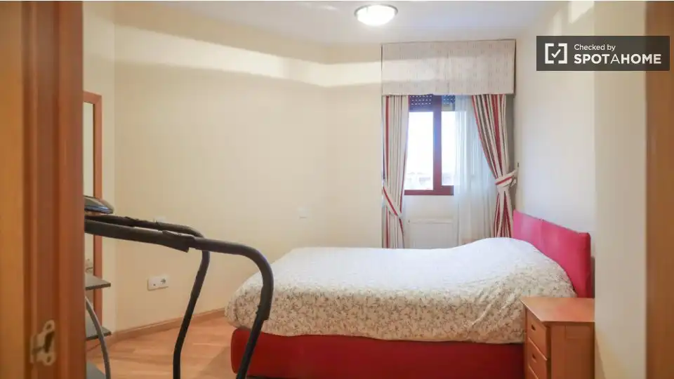 Bedroom of Flat for rent in Madrid  with Air Conditioner, Heating and Furnished