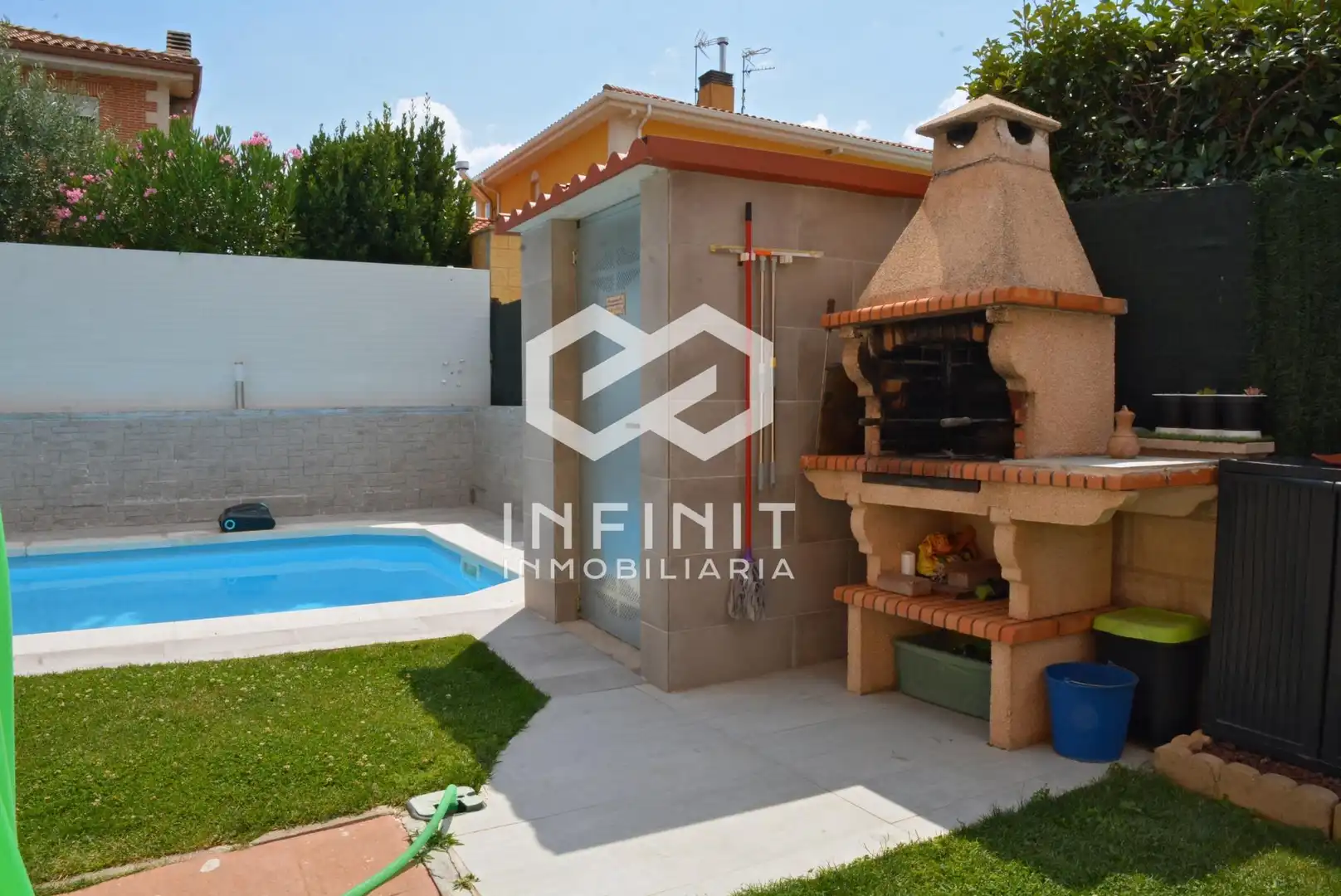 Piscina de Casa adosada en venda en Torrejón del Rey amb Calefacció, Jardí privat i Terrassa