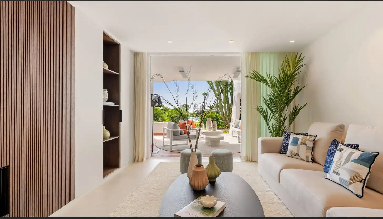 Sala d'estar de Planta baixa en venda en Estepona amb Aire condicionat, Calefacció i Jardí privat