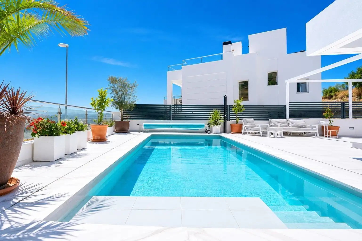 Piscina de Casa o xalet en venda en Nerja amb Aire condicionat, Calefacció i Jardí privat