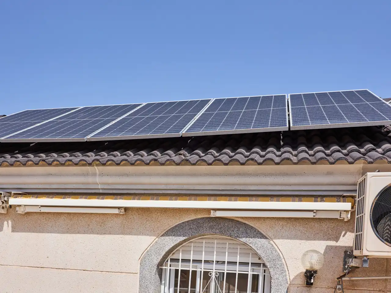 Vista exterior de Casa o xalet en venda en Torrevieja amb Aire condicionat, Calefacció i Jardí privat