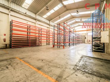 Industrial building with lift to rent in Montserrat - Parque Empresarial
