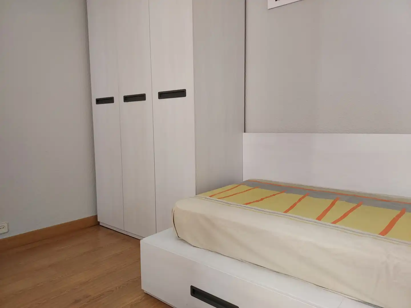 Dormitori de Pis de lloguer en  Pamplona / Iruña amb Calefacció, Parquet i Moblat
