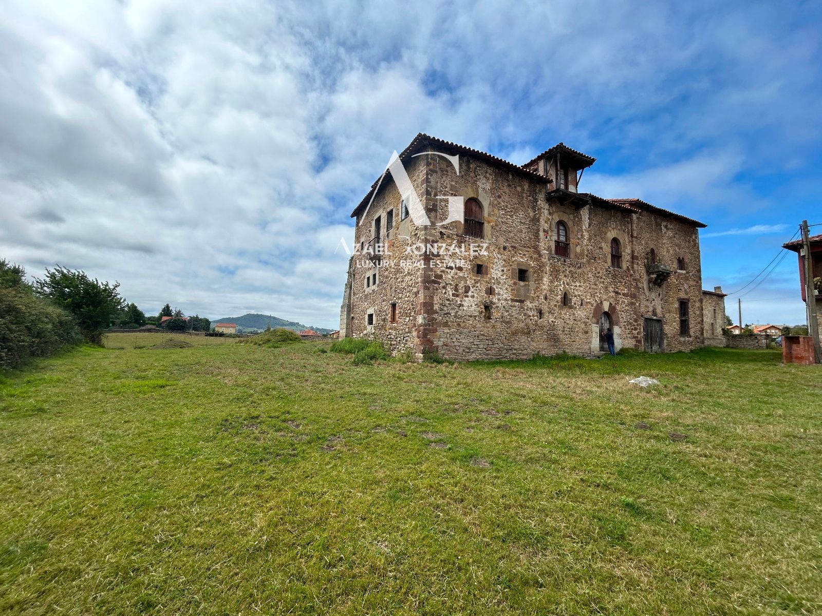 Vista exterior de Edificio en venta en Santillana del Mar