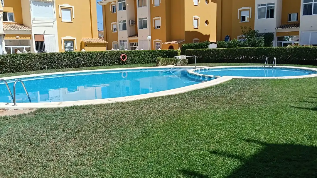 Schwimmbecken von Wohnungen zum Verkauf in Xeraco mit Klimaanlage, Privatgarten und Terrasse