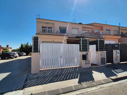 Vista exterior de Casa adosada en venda en Banyeres del Penedès amb Aire condicionat, Jardí privat i Terrassa