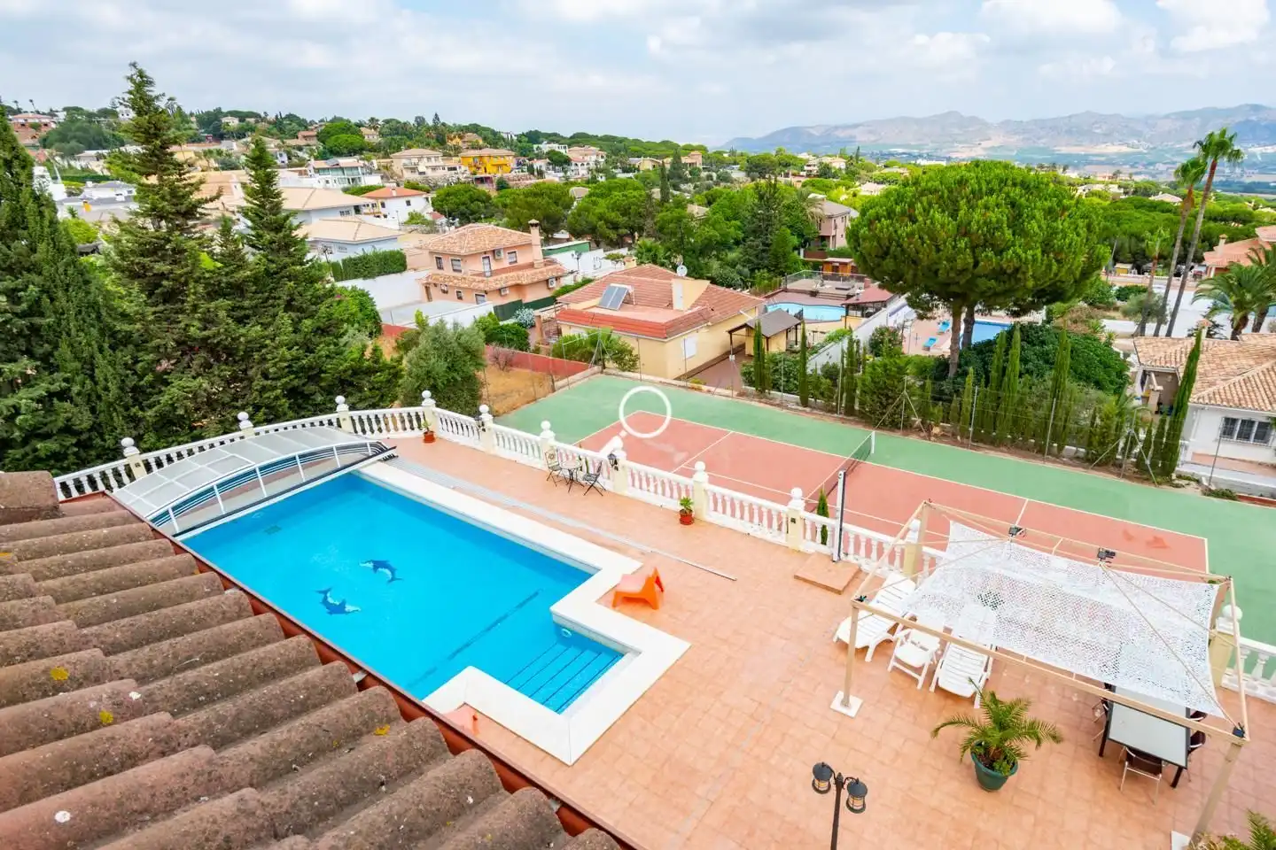 Vista exterior de Casa o xalet en venda en Alhaurín de la Torre amb Aire condicionat, Jardí privat i Terrassa