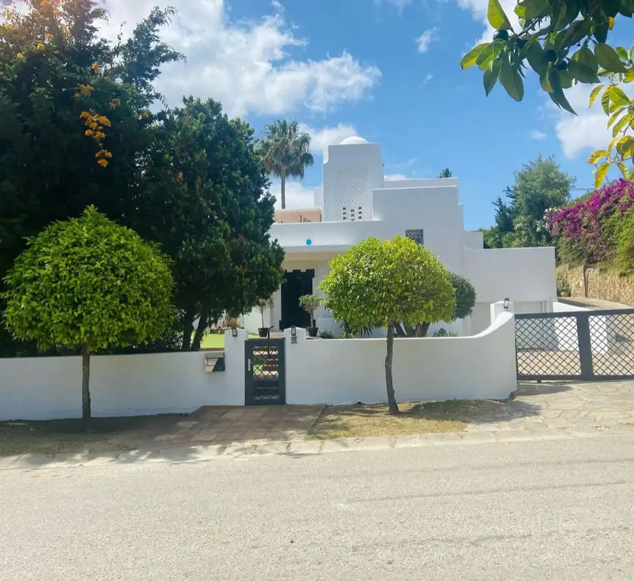 Vista exterior de Pis en venda en Sotogrande amb Jardí privat, Traster i Piscina