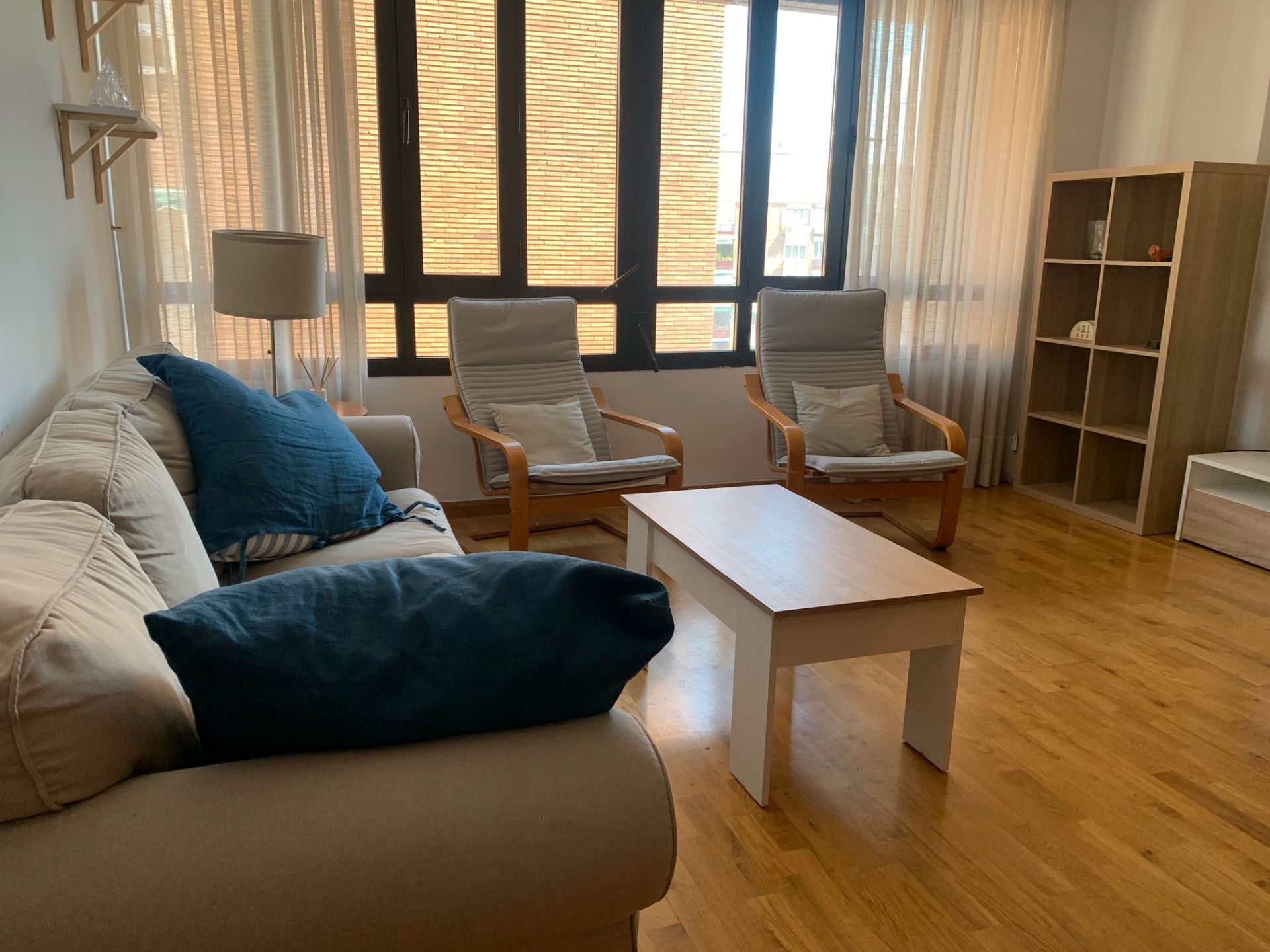 Sala d'estar de Pis de lloguer en  Madrid Capital amb Aire condicionat, Parquet i Moblat