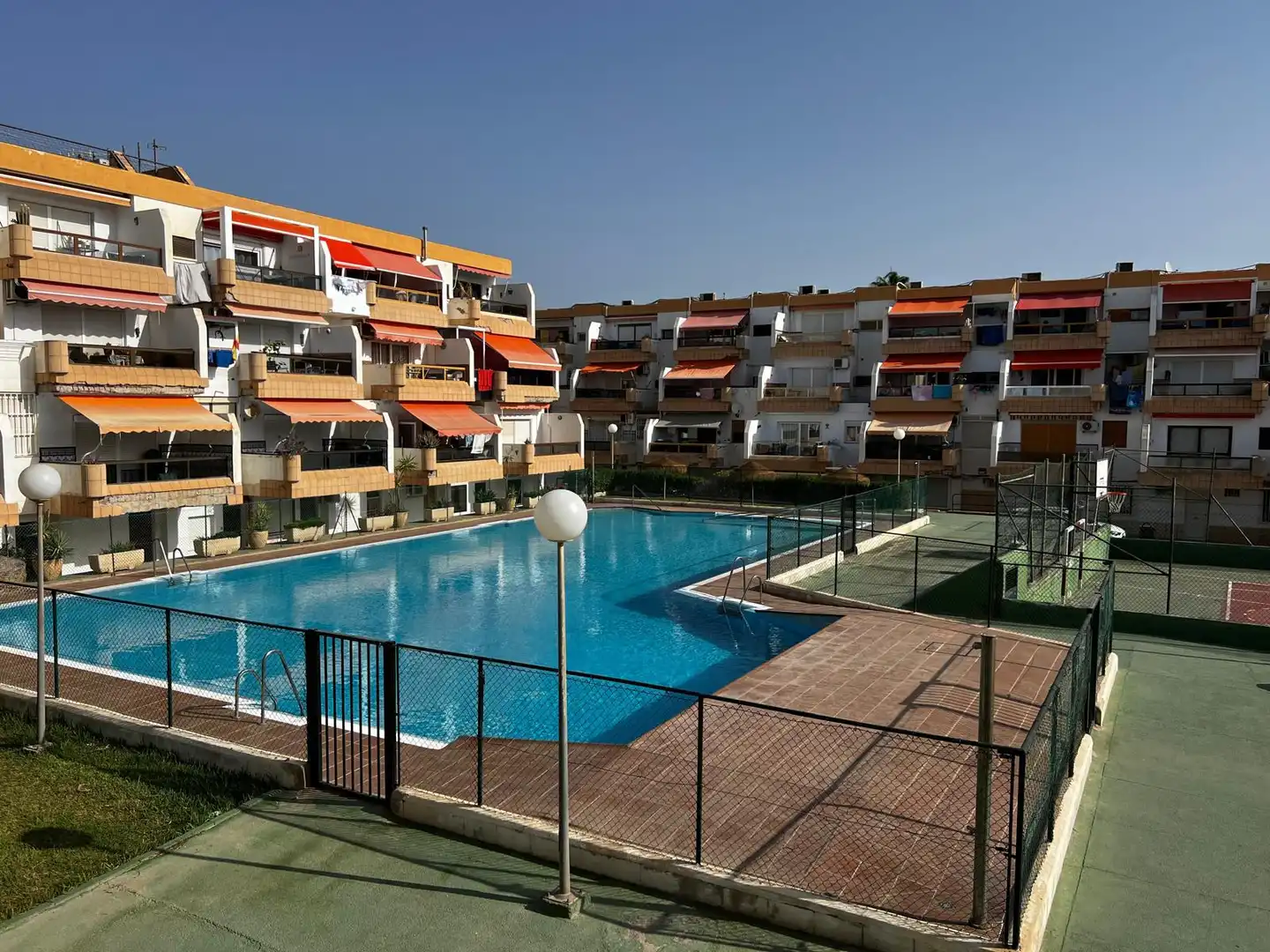 Piscina de Pis en venda en Almería amb Piscina comunitària