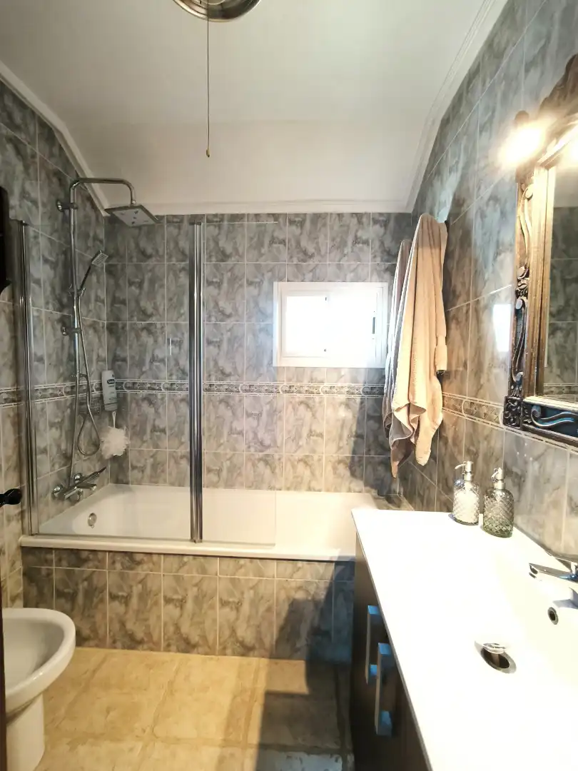 Badezimmer von Haus oder Chalet zum Verkauf in San Roque mit Klimaanlage, Terrasse und Schwimmbad
