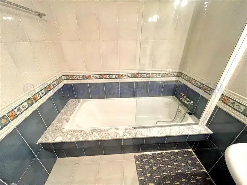 Bany de Àtic de lloguer en Boiro amb Calefacció, Terrassa i Moblat