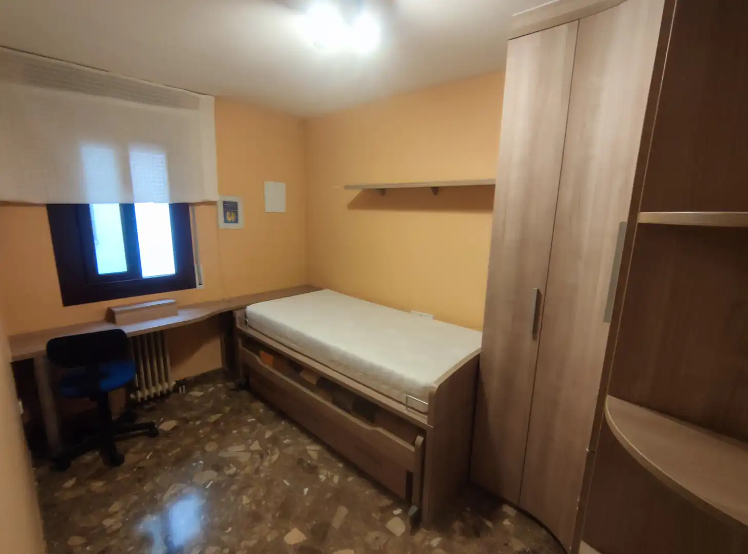 Habitación de Piso de alquiler en Lleida con Aire acondicionado, Calefacción y Amueblado