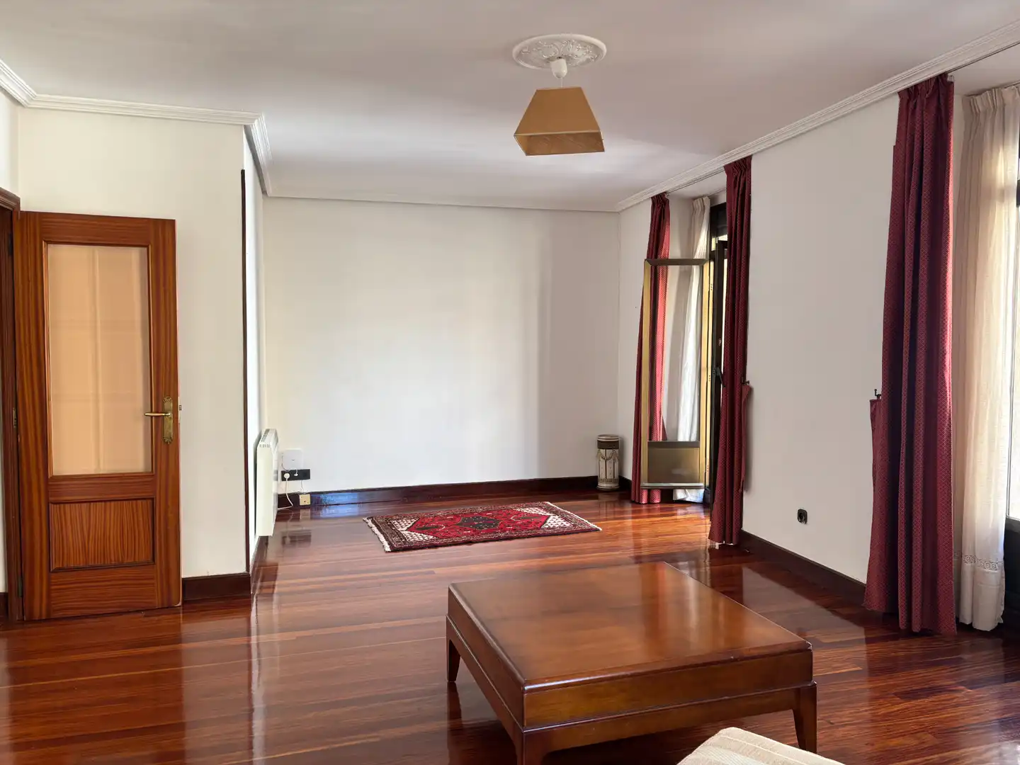 Sala d'estar de Pis en venda en Donostia - San Sebastián  amb Calefacció, Parquet i Forn