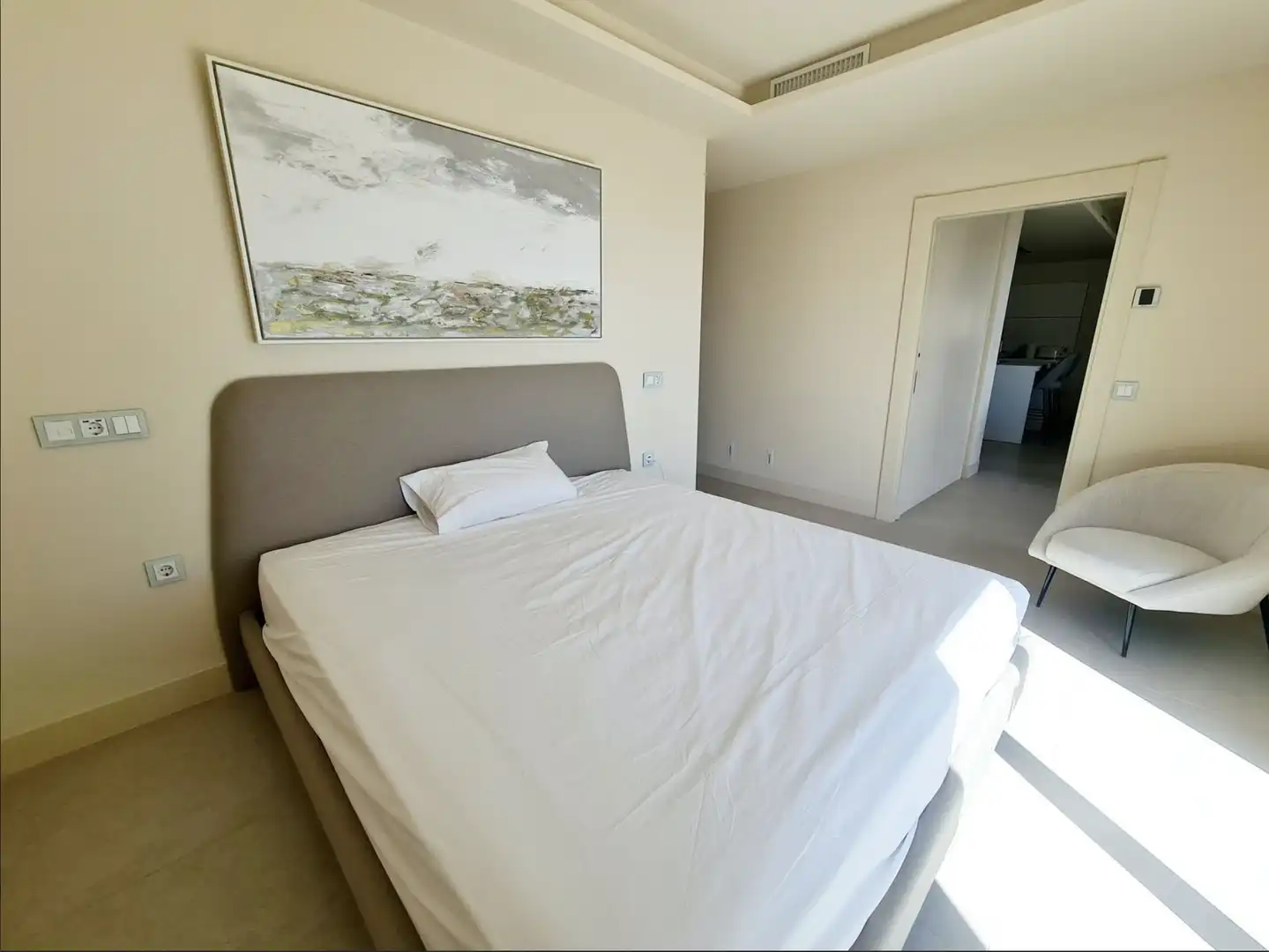 Habitación de Apartamento de alquiler en Estepona con Aire acondicionado, Terraza y Amueblado